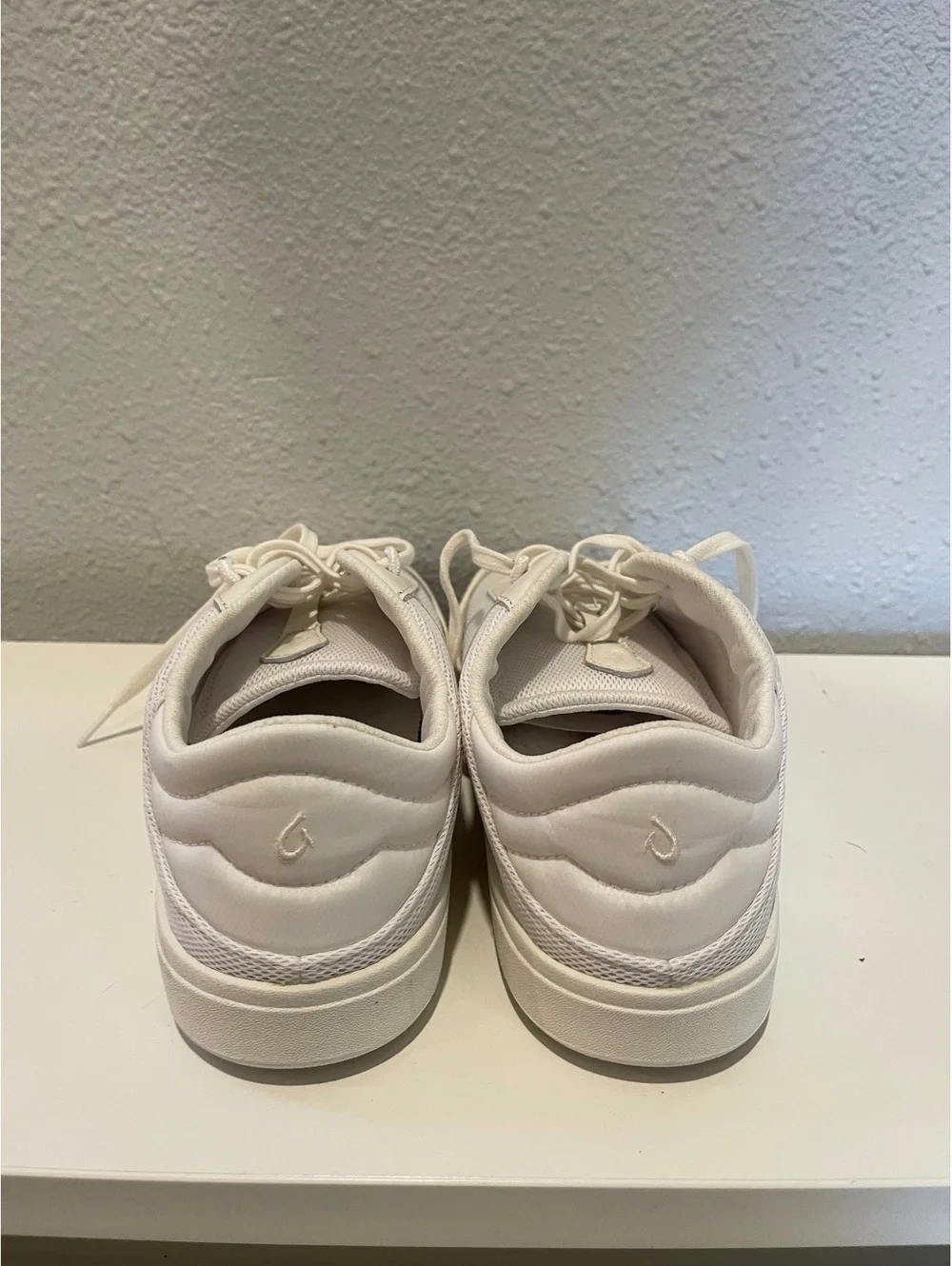 Olukai White Leather and Textile Sneakers US 8.5 / EUR 38.5